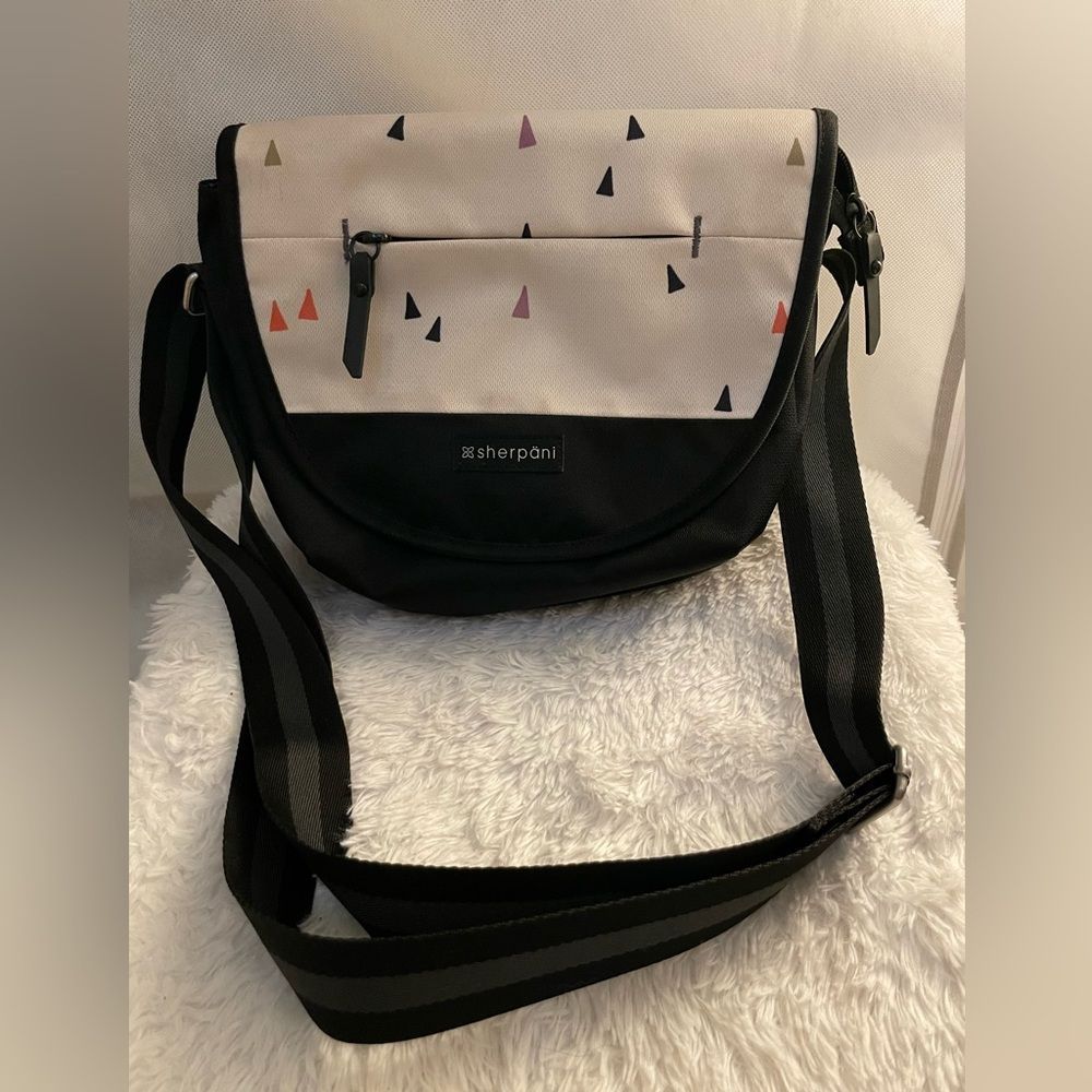 Sherpani crossbody purse - wide strap excellent condition